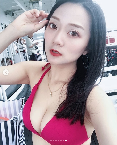 這兩坨「紅色肉彈」太猛啦！比基尼正妹 Cindy 乳量逼人，飽滿乳量讓人窒息了！