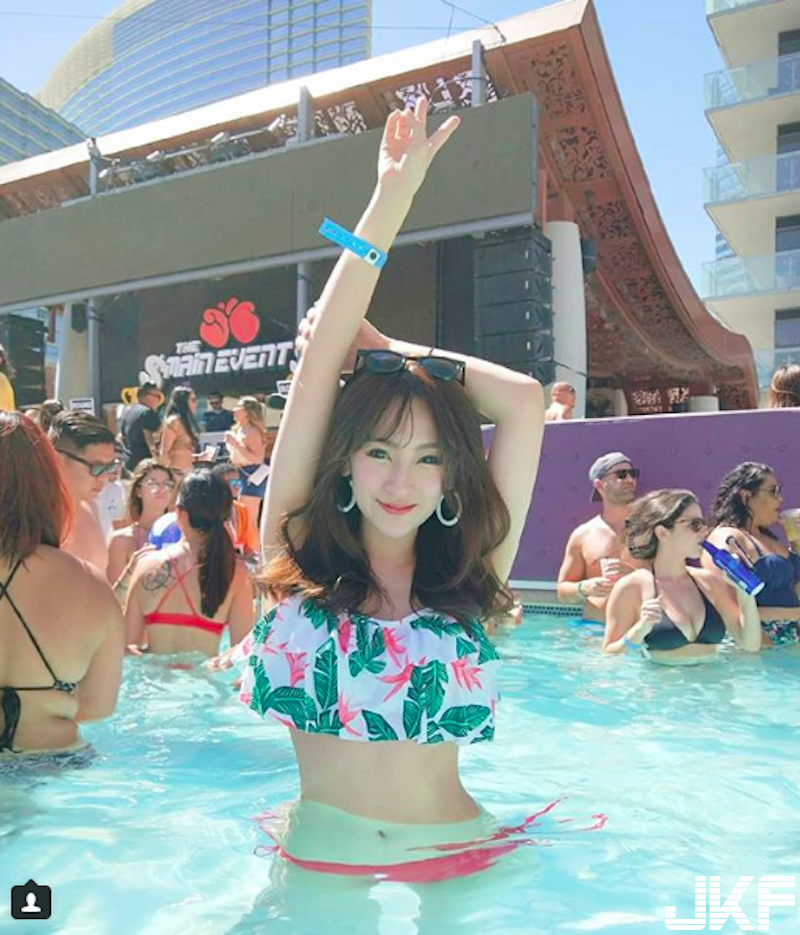 太正啦！「氣質正妹」泳池趴出沒正翻全場，連外國路人也盯著猛看！