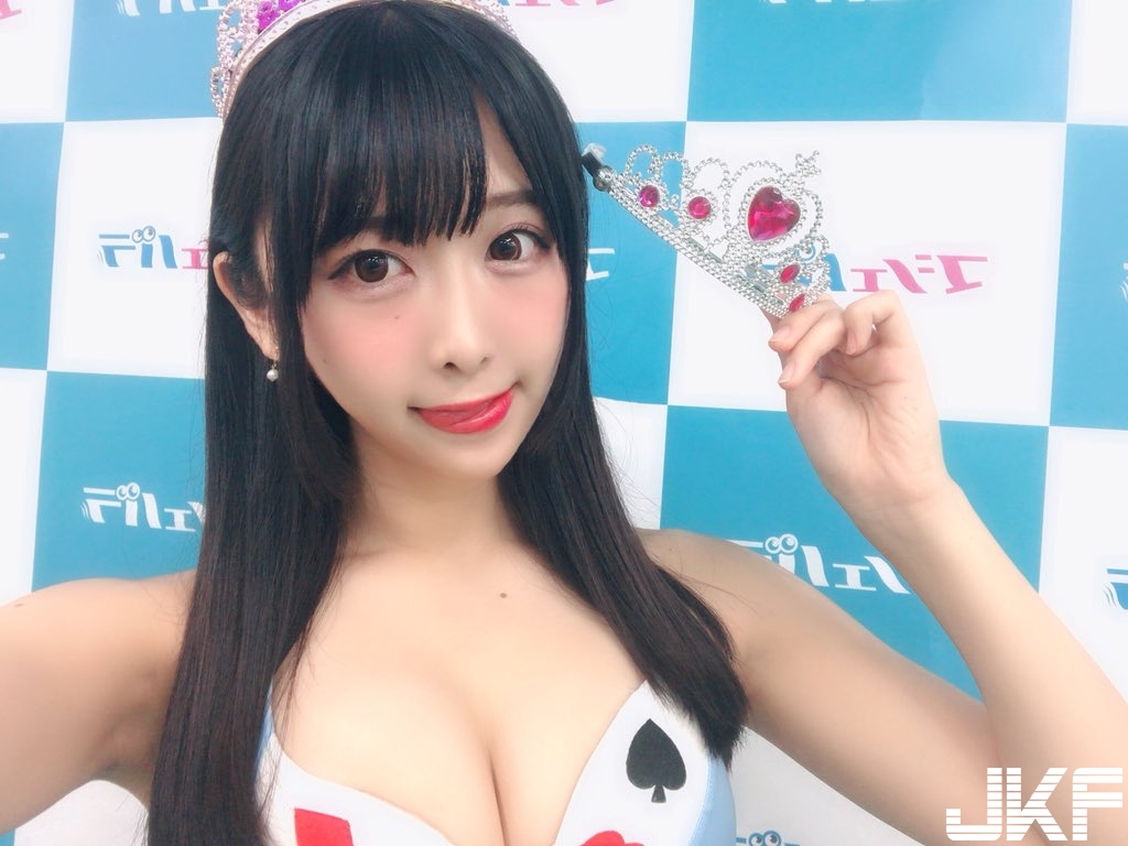 身高170公分！推特話題「童顏巨乳大隻馬」泳裝解禁　胸上「大奶痣」就是性感
