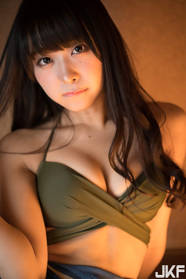 身高170公分！推特話題「童顏巨乳大隻馬」泳裝解禁　胸上「大奶痣」就是性感