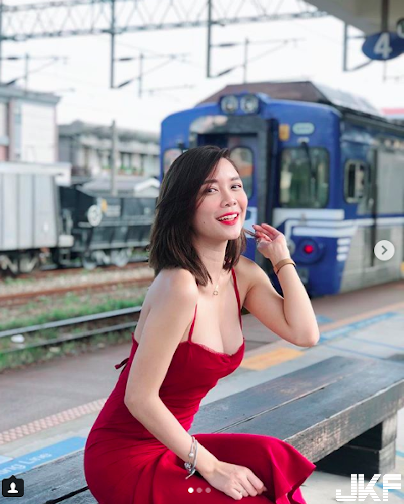 帶奶奶出國玩！法律系「美乳正妹」胸前風光太辣，外出旅行都不忘曬長輩！