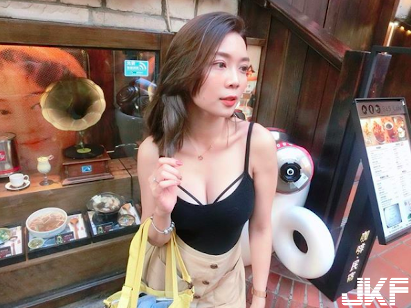 帶奶奶出國玩！法律系「美乳正妹」胸前風光太辣，外出旅行都不忘曬長輩！