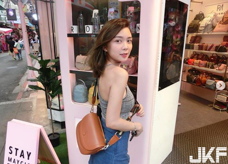 帶奶奶出國玩！法律系「美乳正妹」胸前風光太辣，外出旅行都不忘曬長輩！