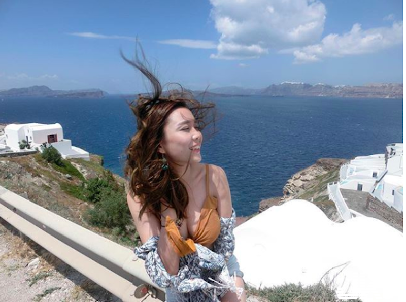帶奶奶出國玩！法律系「美乳正妹」胸前風光太辣，外出旅行都不忘曬長輩！