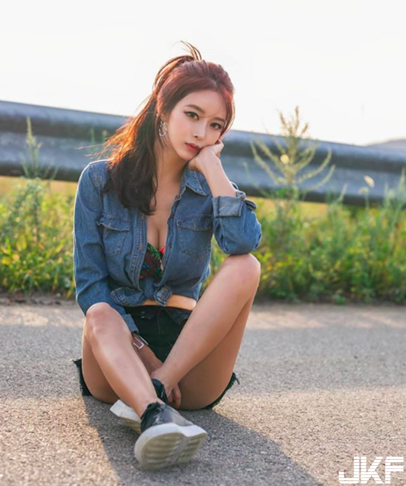 美艷姐姐眼神好魅惑，「胸前中路大開」美乳溢出了！