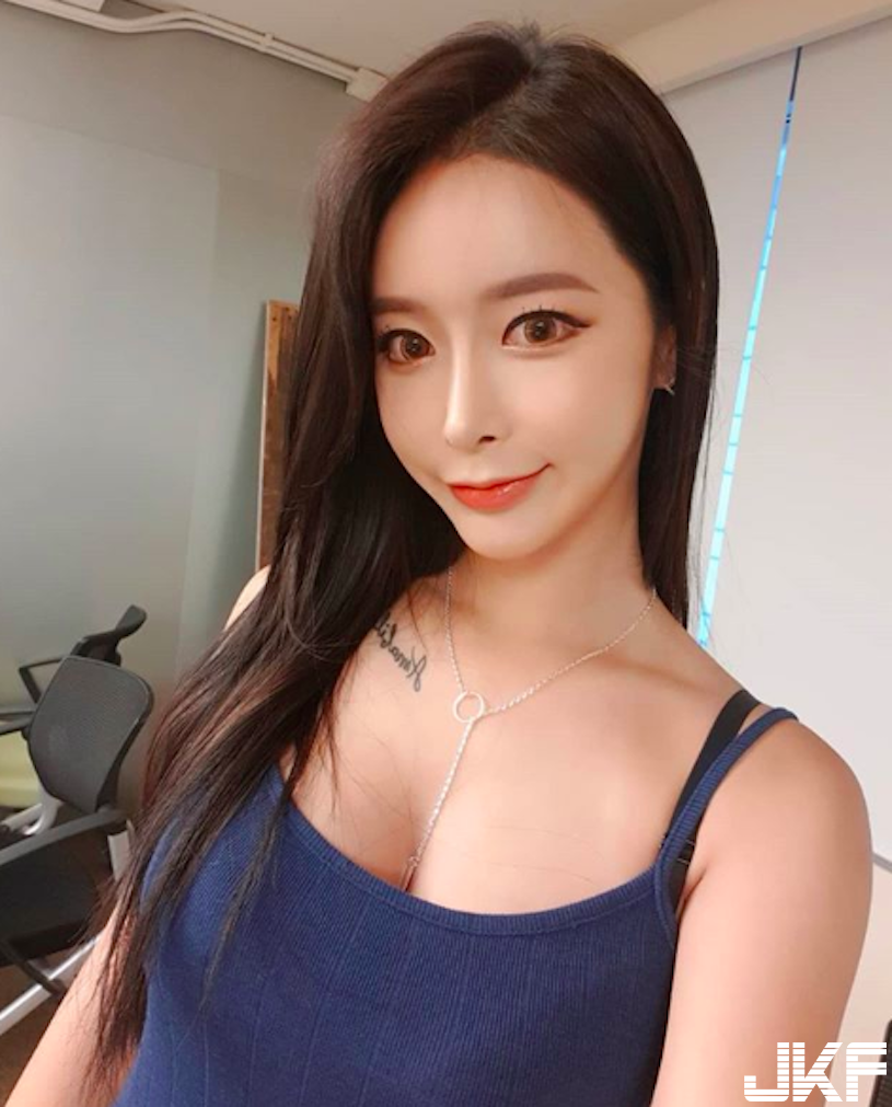 美艷姐姐眼神好魅惑，「胸前中路大開」美乳溢出了！