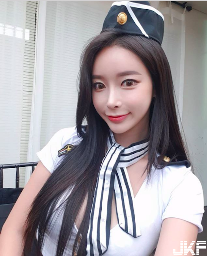 美艷姐姐眼神好魅惑，「胸前中路大開」美乳溢出了！