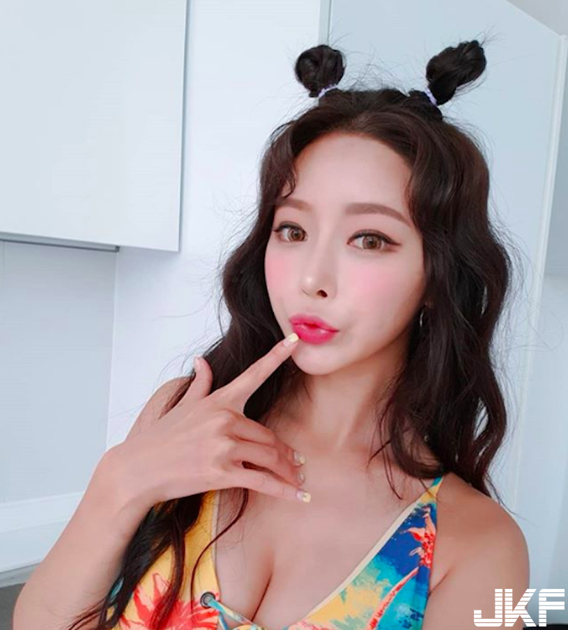 美艷姐姐眼神好魅惑，「胸前中路大開」美乳溢出了！