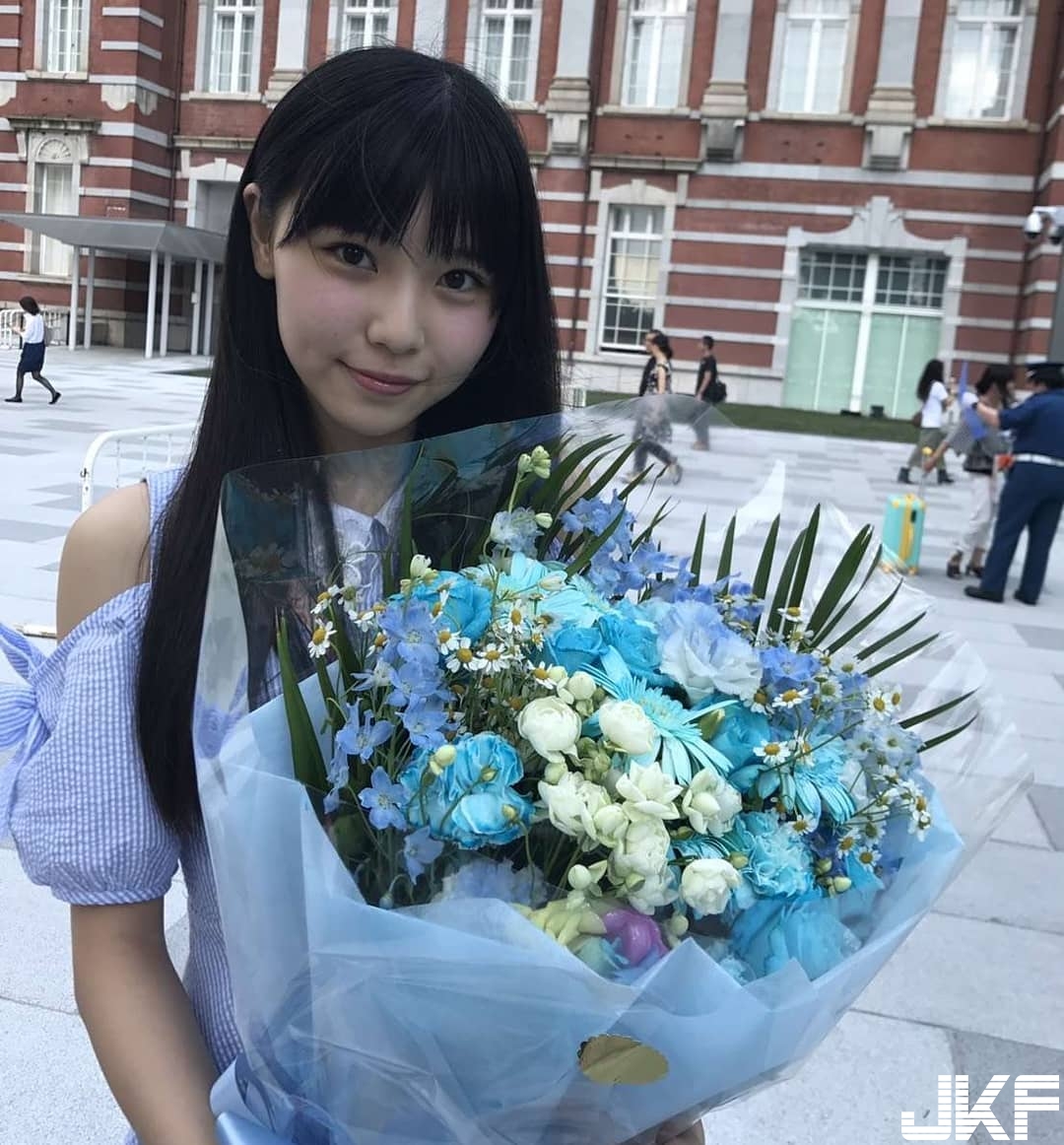 才剛滿 18 歲！超甜美「學生妹」顏值超高　清純氣質讓人想十年養成！