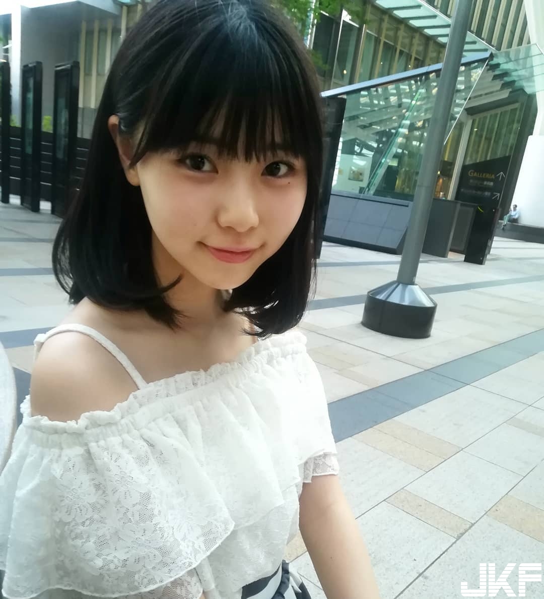 才剛滿 18 歲！超甜美「學生妹」顏值超高　清純氣質讓人想十年養成！