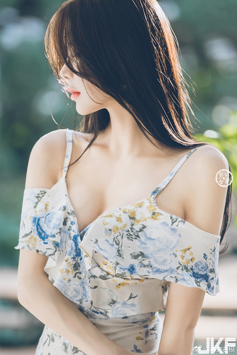好回味！長髮正妹曲線超窈窕，低胸洋裝露出「完美酥胸」！