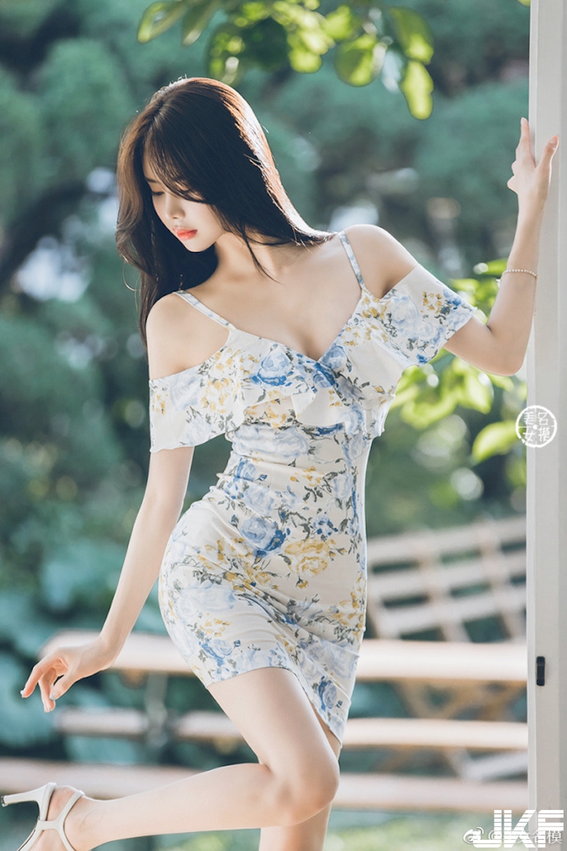 好回味！長髮正妹曲線超窈窕，低胸洋裝露出「完美酥胸」！