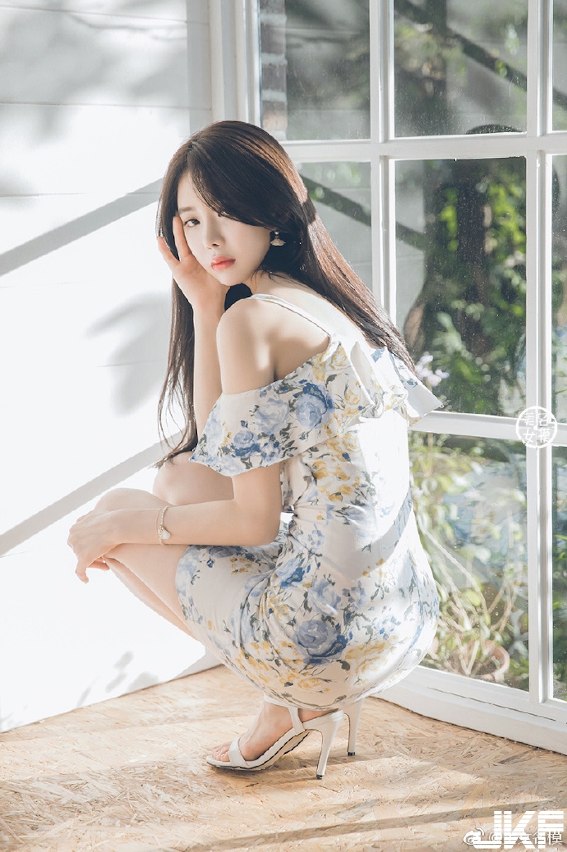 好回味！長髮正妹曲線超窈窕，低胸洋裝露出「完美酥胸」！