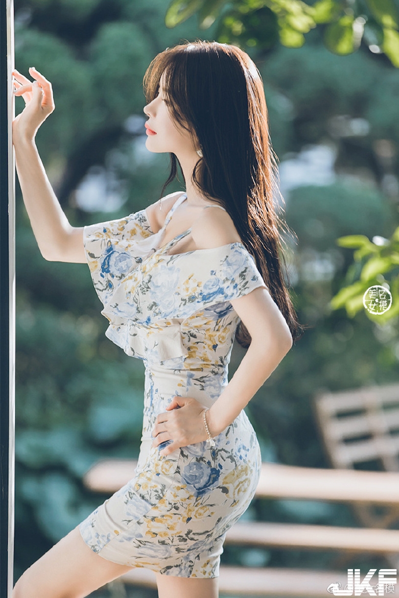 好回味！長髮正妹曲線超窈窕，低胸洋裝露出「完美酥胸」！