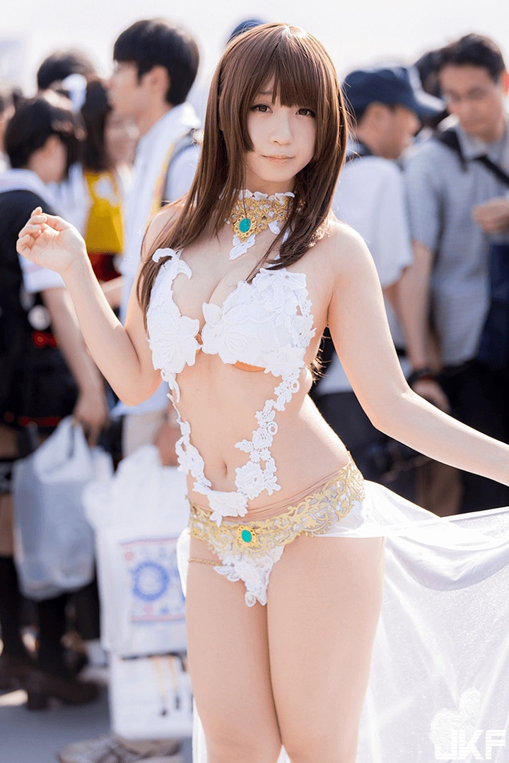 激情運動少女！「美乳 Coser」帶雙球走步　渾圓蜜桃也出來見客！