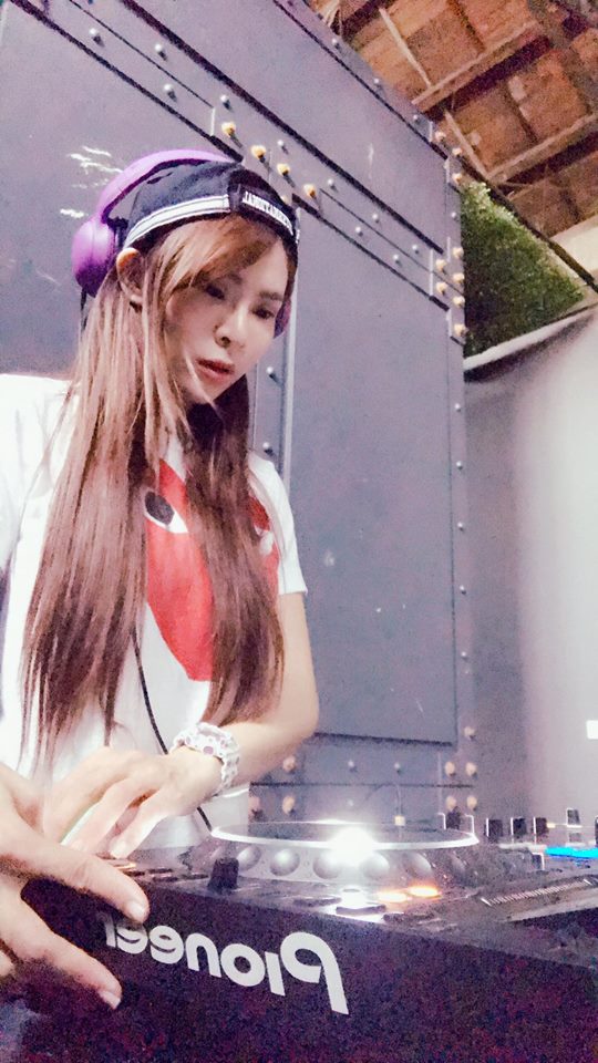 爆乳DJ AraSHi深溝刷盤嗨翻全場！「兩顆奶球」咚吱咚吱甩不停