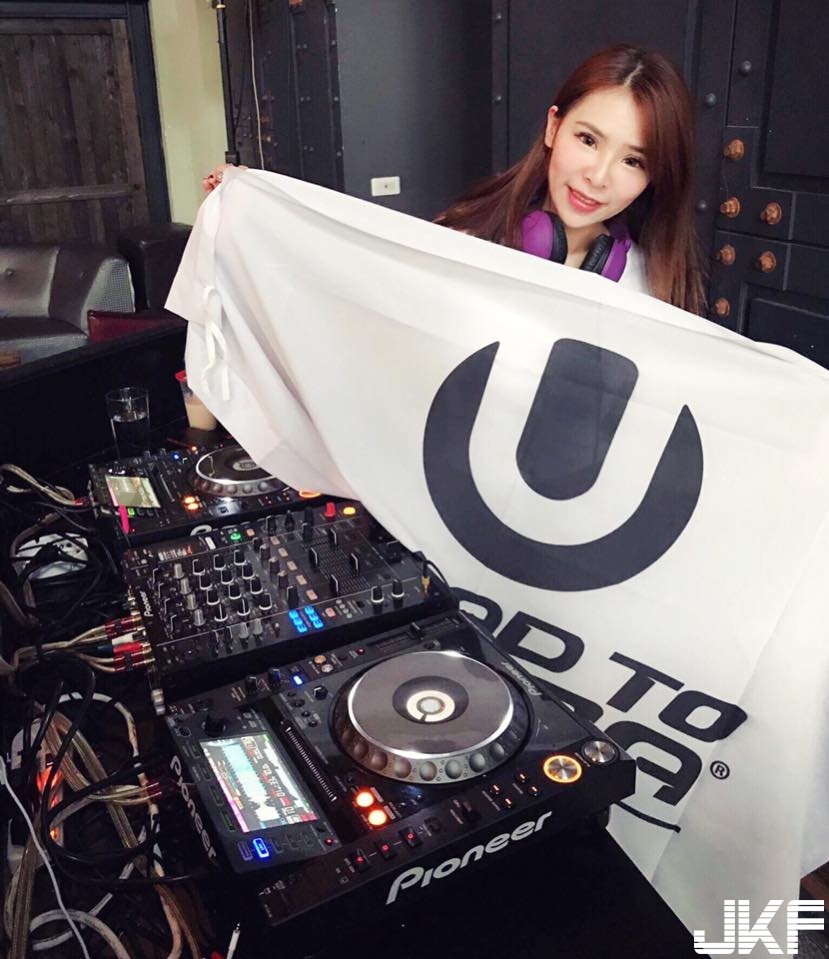 爆乳DJ AraSHi深溝刷盤嗨翻全場！「兩顆奶球」咚吱咚吱甩不停