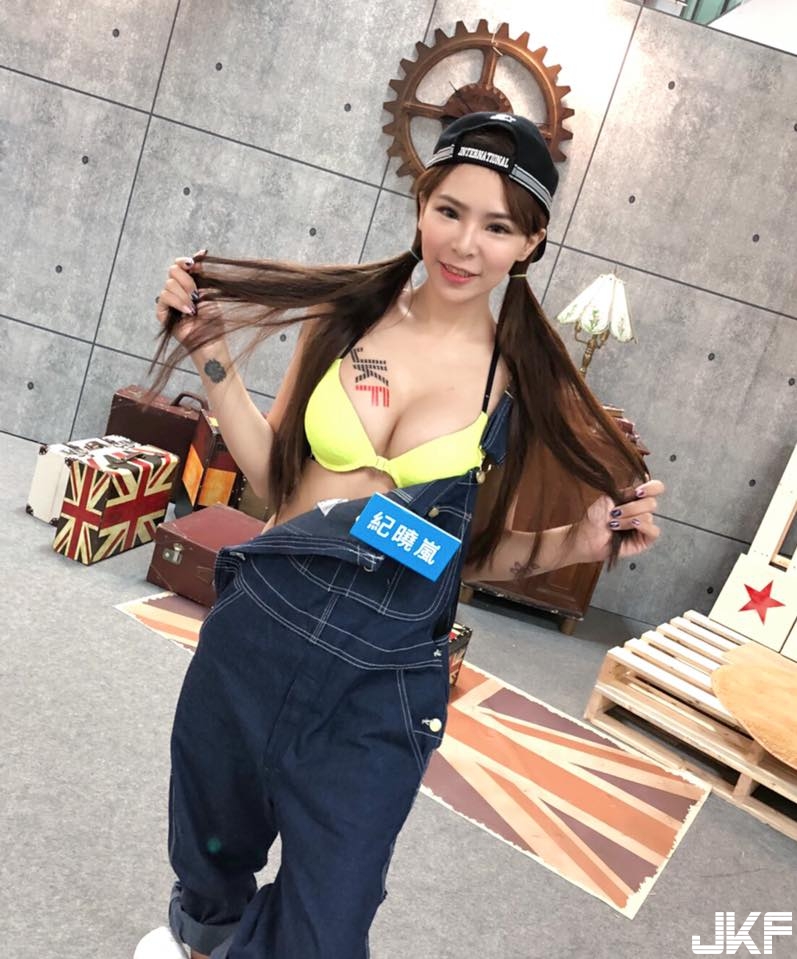 爆乳DJ AraSHi深溝刷盤嗨翻全場！「兩顆奶球」咚吱咚吱甩不停