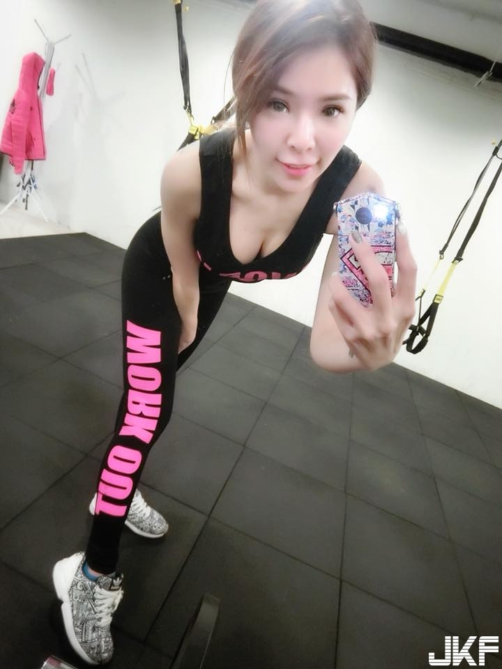 爆乳DJ AraSHi深溝刷盤嗨翻全場！「兩顆奶球」咚吱咚吱甩不停
