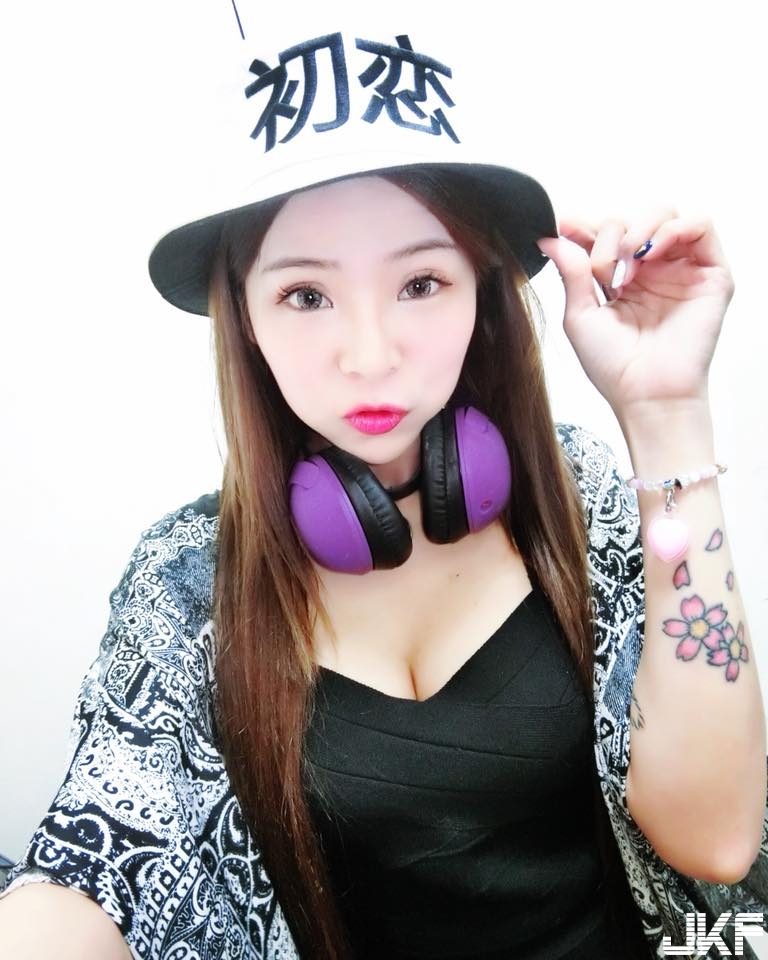 爆乳DJ AraSHi深溝刷盤嗨翻全場！「兩顆奶球」咚吱咚吱甩不停