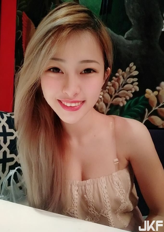 大眼正妹 Queena 肩帶風一吹...白嫩大雪球狂洩! - 素人正妹 -