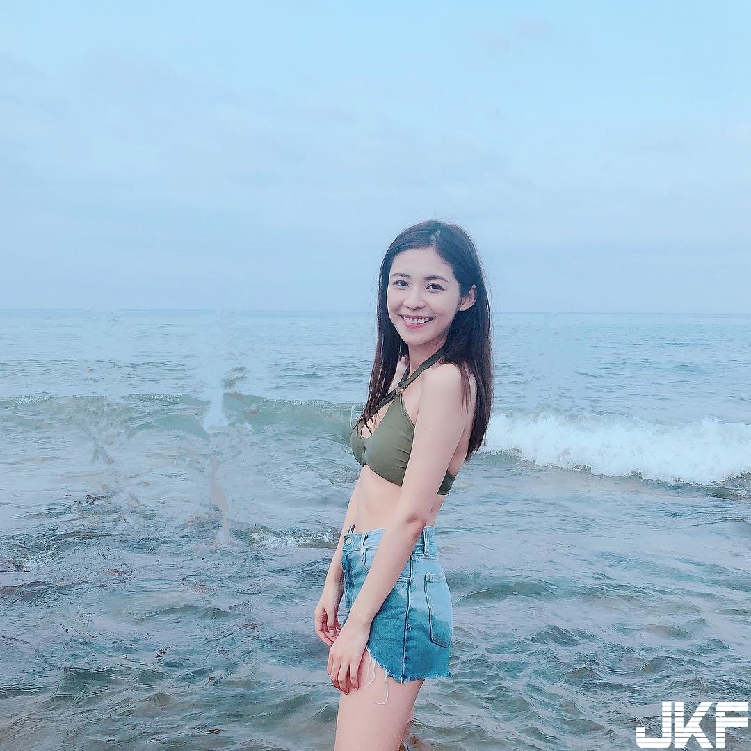 度假就是要來張賴床照呀！氣質正妹「林萱瑜」突破清新尺度，火辣裸背太養眼！