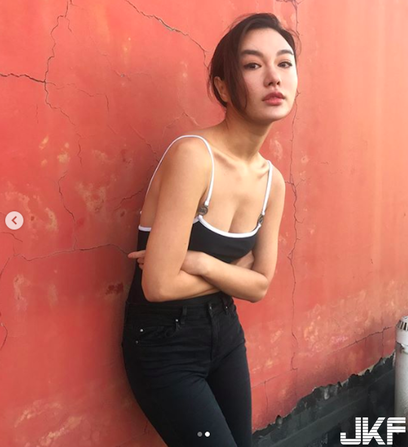 正妹麻豆氣場好強大，叉腰時「酥胸蹦出」，眼睛離不開了！