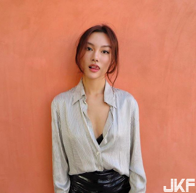 正妹麻豆氣場好強大，叉腰時「酥胸蹦出」，眼睛離不開了！