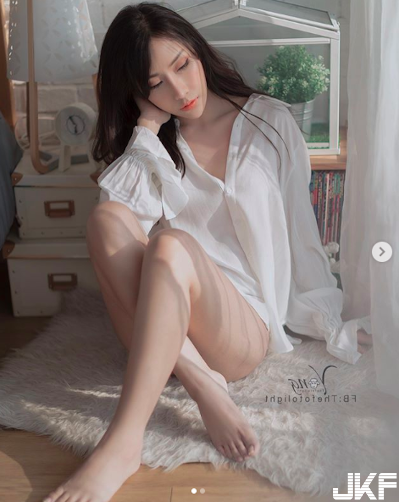 超豐滿美臀視角！正妹拍照尺度好大，薄紗下激情滿滿！