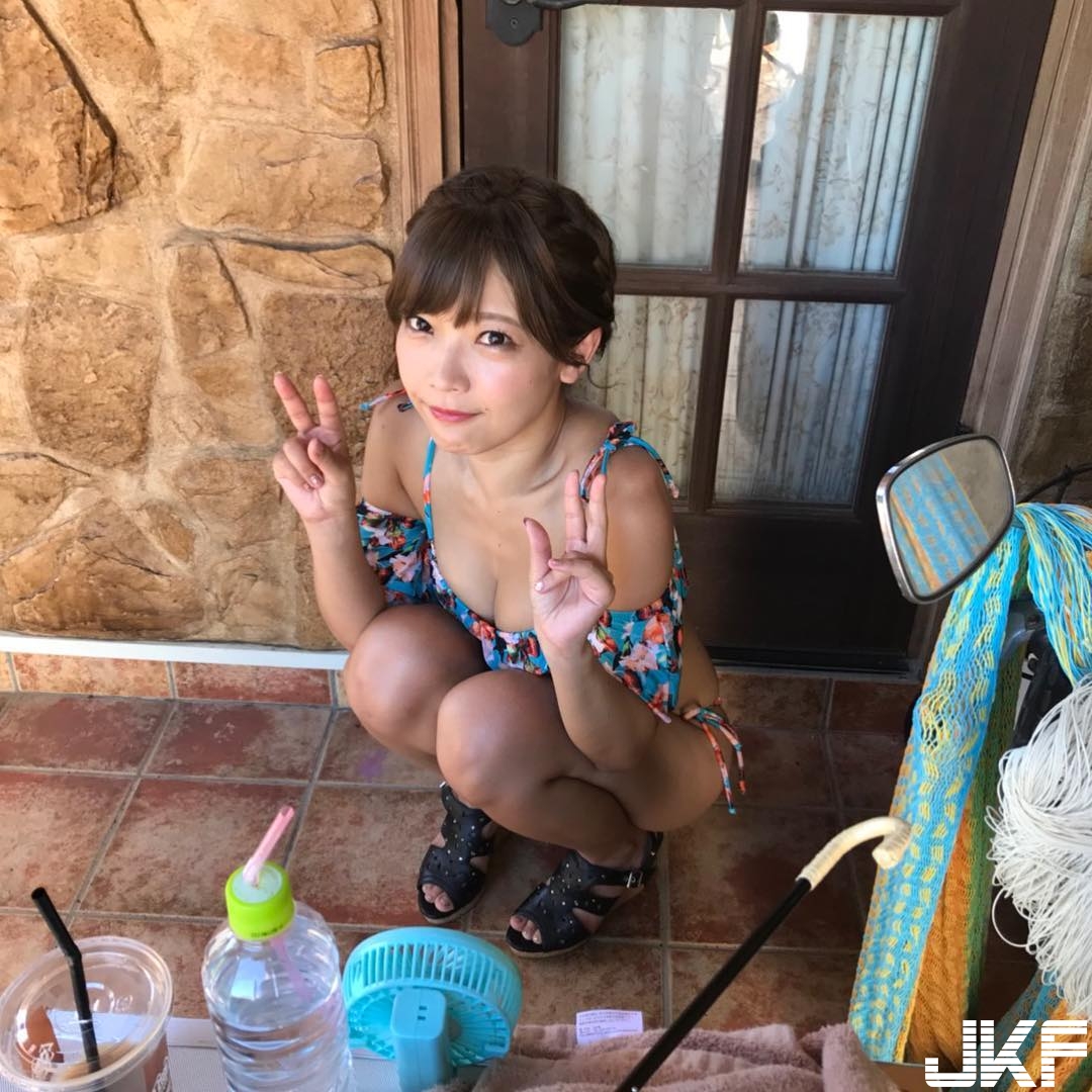 唱歌表演也要脫！「F奶歌姬」藤田恵名一脫成名，專輯封面全裸現場更是辣到不行！