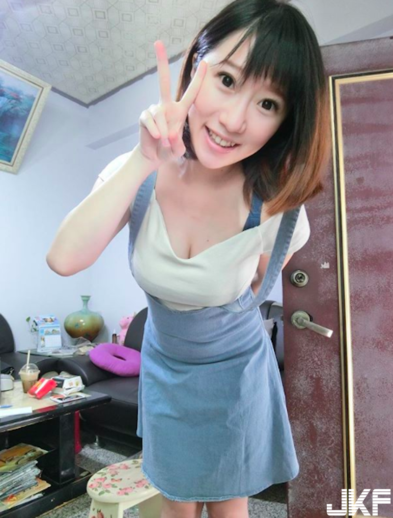 「短髮大奶妹」粉色小禮服hold不住！「渾圓爆乳」呼之欲出，視線不知道看哪好&#8230;