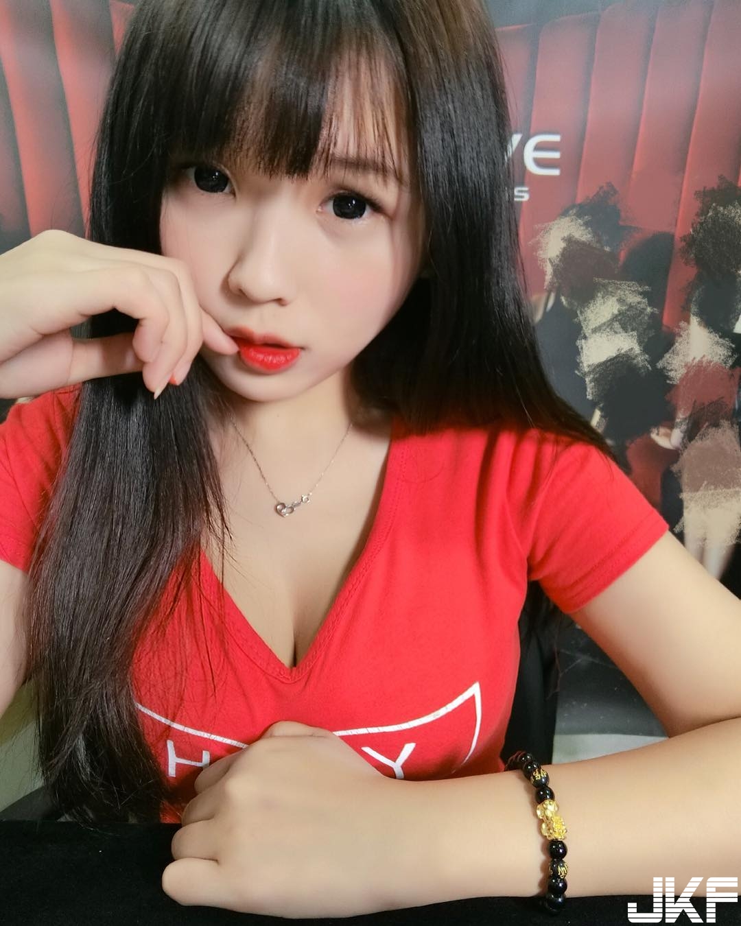 「巨乳正妹」自稱大食怪　養分全都吃到胸部去！白嫩乳球快從比基尼爆出！