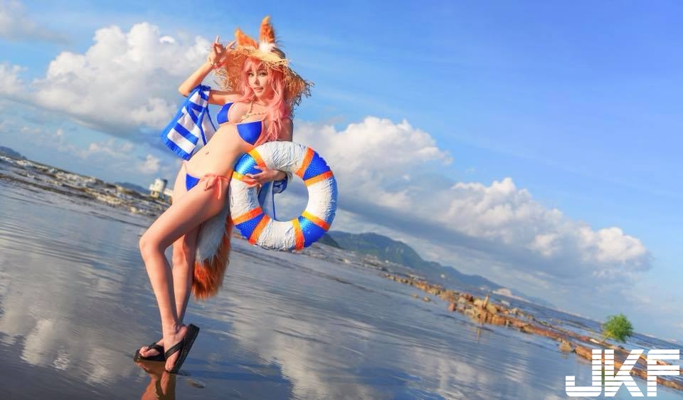 零贅肉！超性感16歲「正妹cosplayer」！緊身衣包緊緊「完美曲線」全露！