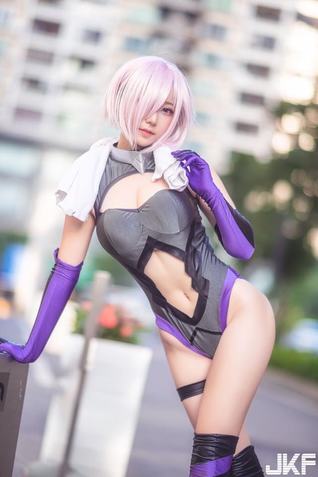 零贅肉！超性感16歲「正妹cosplayer」！緊身衣包緊緊「完美曲線」全露！