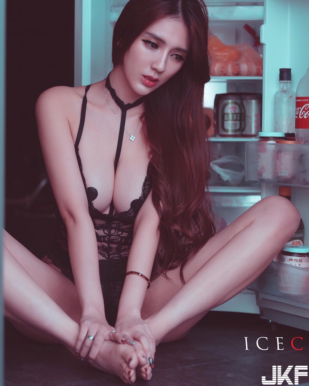 是她！暗夜捕獲性感「側乳正妹」　JKF Venus Night性感火辣鎮全場超狂