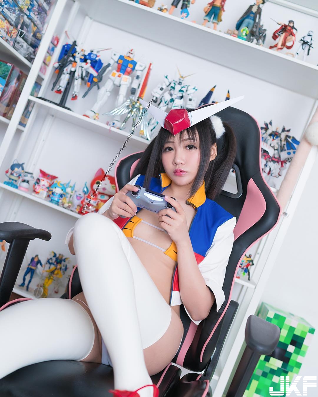 「大尺Coser」暴露成癮　習慣脫褲露美臀！偷拍視角展現神秘三角帶！