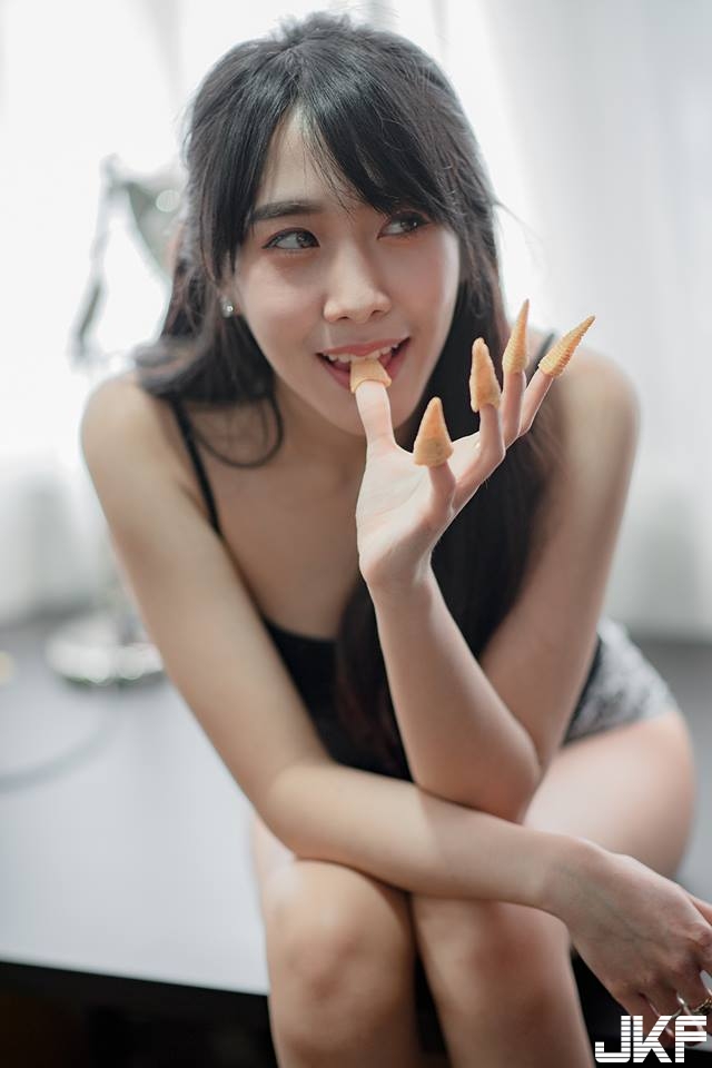 金三角新吃法！「白嫩美尻妹」在家無聊好會玩，甜美蜜桃臀曲線超圓翹！