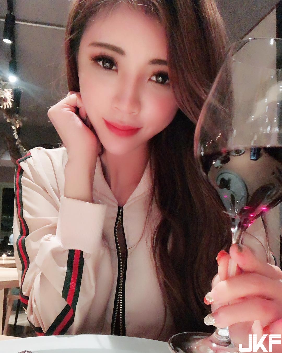 34D根本天菜！台灣正妹「 Liya」又圓又兇，極品好身材完全被浴袍出賣！