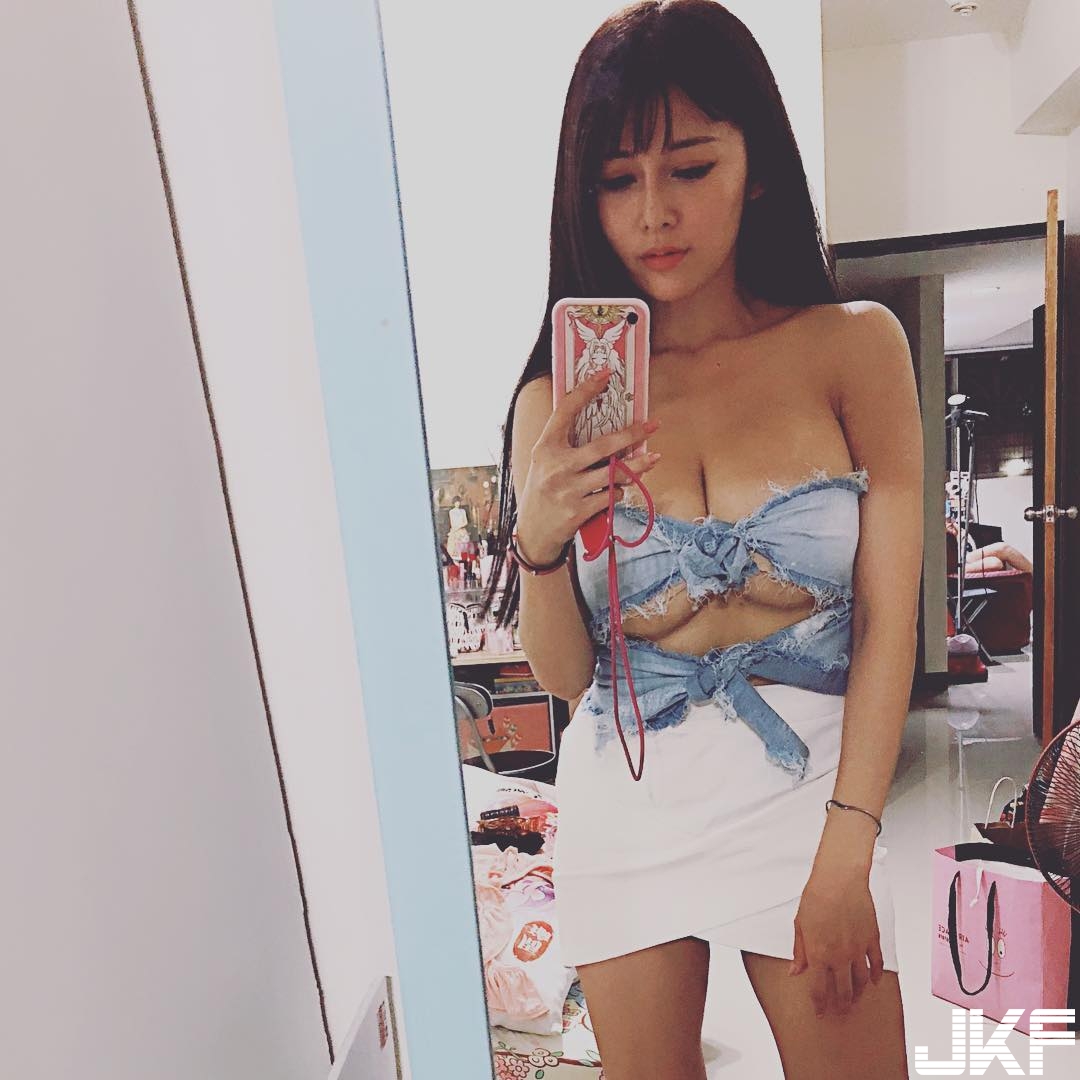 被巨乳壓到厭世的概念！安希「暴風級奶球」壓的小貓咪動彈不得！