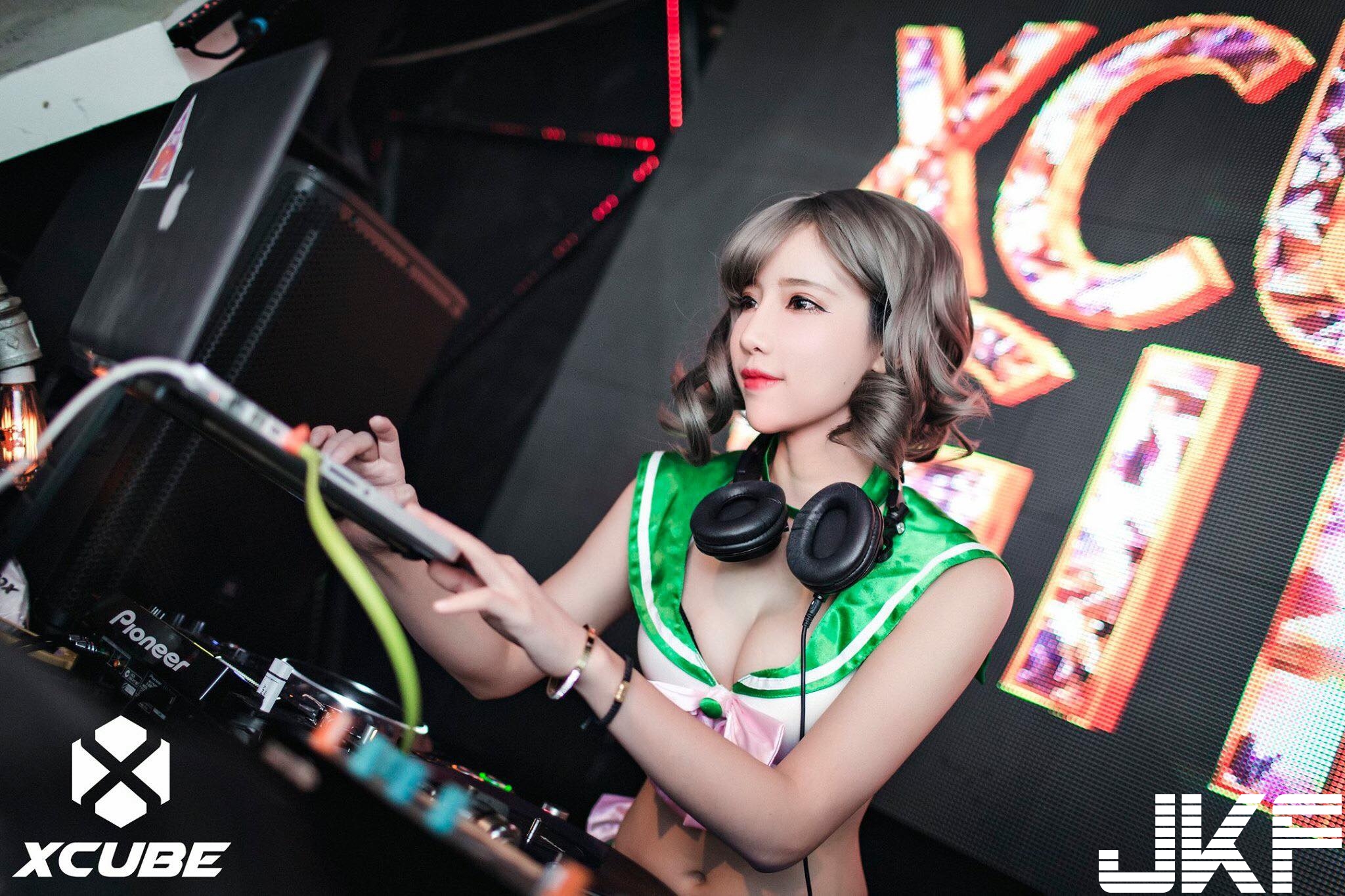 騷辣DJ「Cyndi亭瑋」巨乳刷盤咚吱咚吱　羞談「初體驗」內心彷彿在衝撞