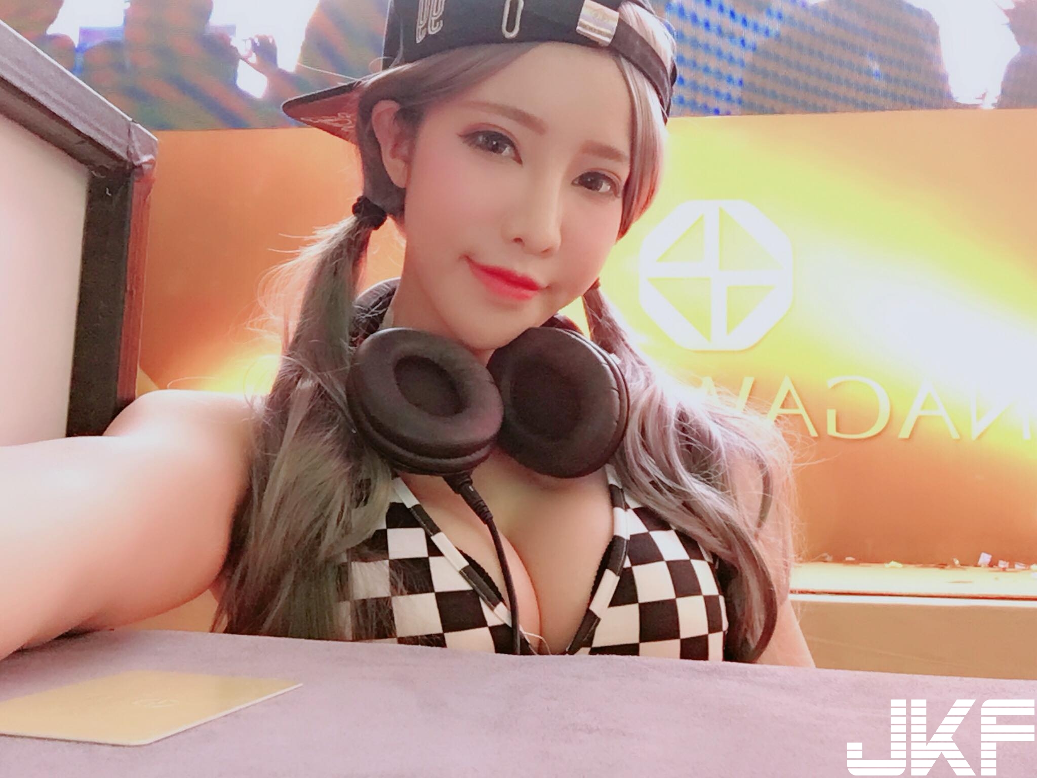 騷辣DJ「Cyndi亭瑋」巨乳刷盤咚吱咚吱　羞談「初體驗」內心彷彿在衝撞