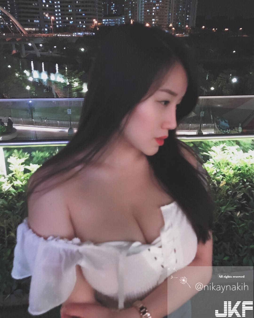榴槤那麼大！「性感姊姊」乳量滿到直接把衣服撐到懸空　Size永遠小一號！