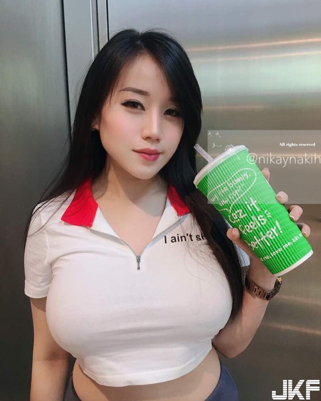 榴槤那麼大！「性感姊姊」乳量滿到直接把衣服撐到懸空　Size永遠小一號！
