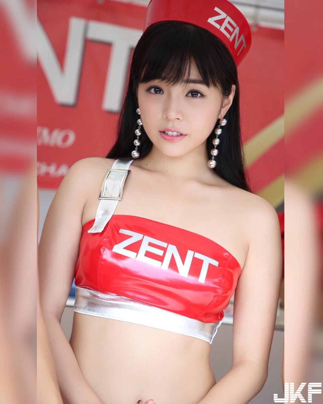 「甜美Race Queen」彎彎笑眼太迷人　突破以往尺度挑戰上空秀美乳