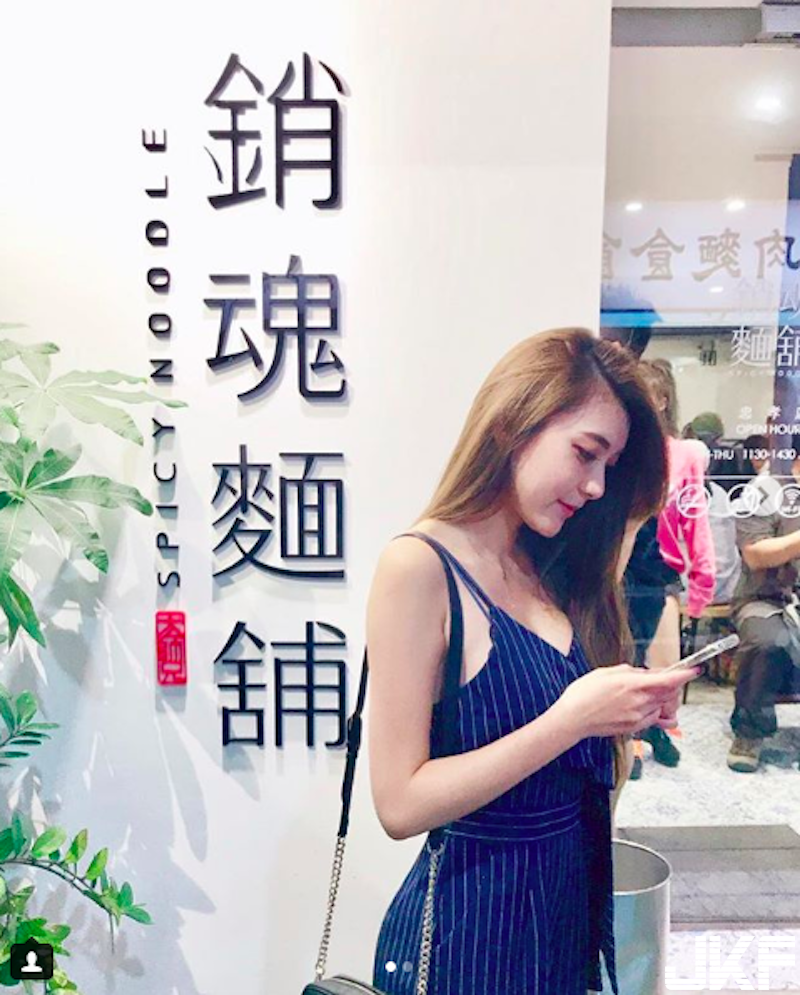 銷魂麵店前驚見「銷魂正妹」，甜美臉蛋「飽滿上圍」一看就上癮！