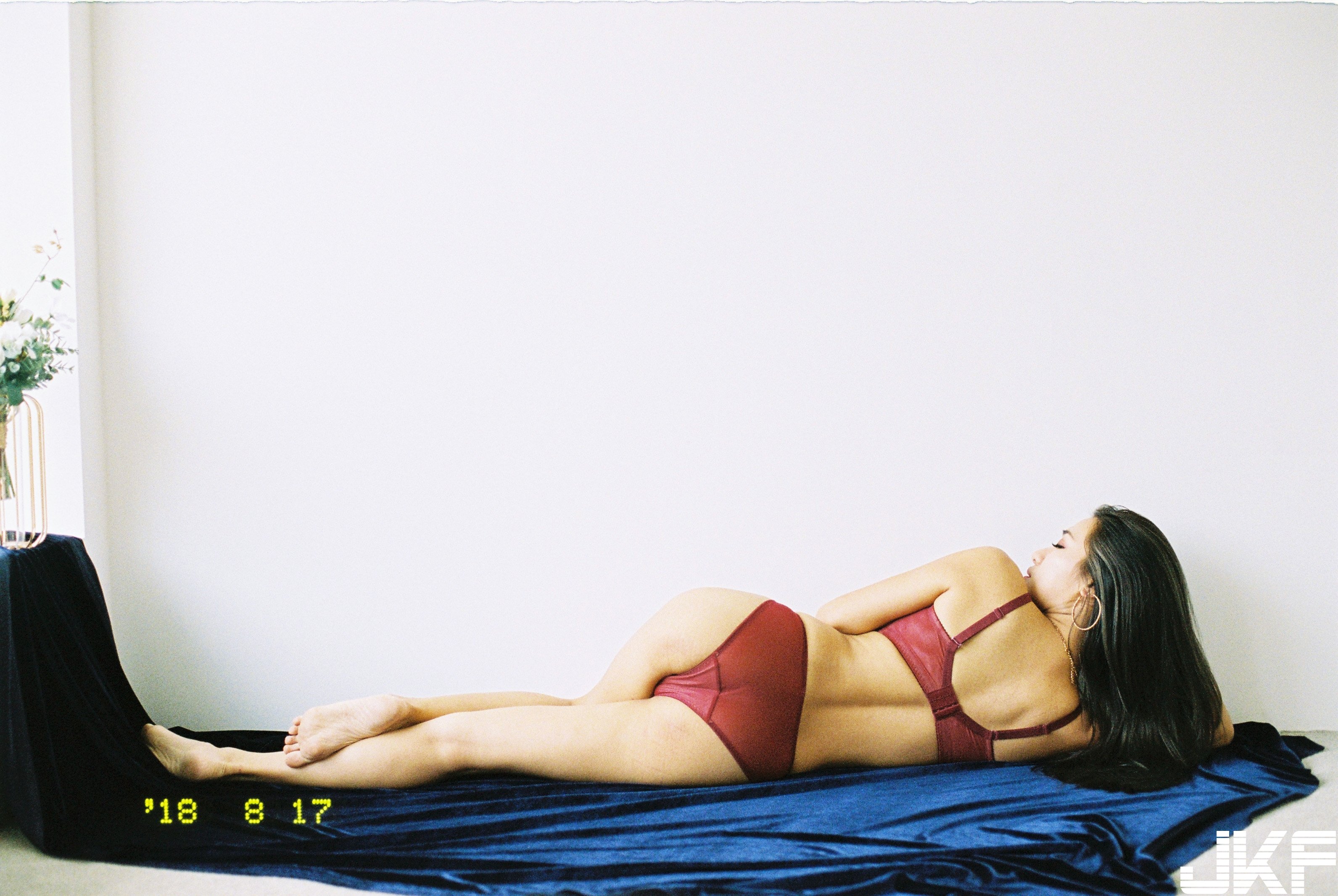 長腿「爆乳女神」Cami穿越時光的三色性感，復古膠捲中80年代的情感寫真