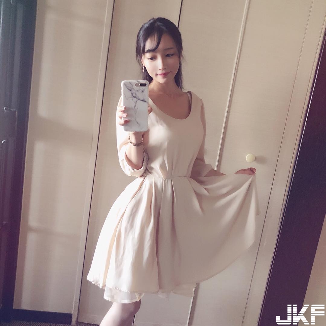 「正妹藥劑師」衣服底下竟然是爆乳身材　三點式泳裝遮不住過人乳量！