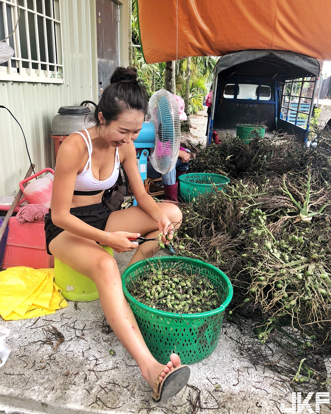 戶外系女孩94讚！登山溯溪都穿比基尼，「翹挺蜜桃臀」直接大方給欣賞！