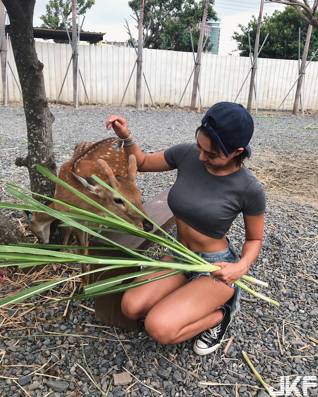 美乳黑皮正妹正流行！引擎蓋上曬「極品大長腿」，這車和人選不出來呀！