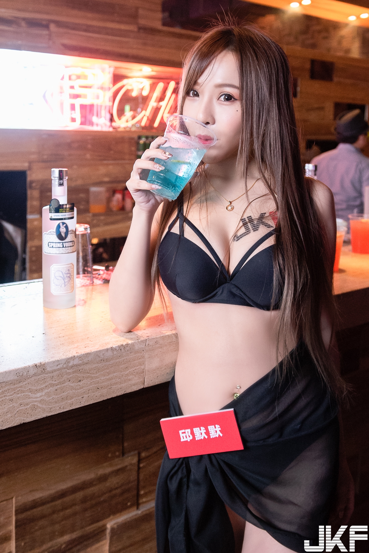 美酒配美人，「巨乳女郎」邱默默用火辣身材與酒精麻醉你的神經